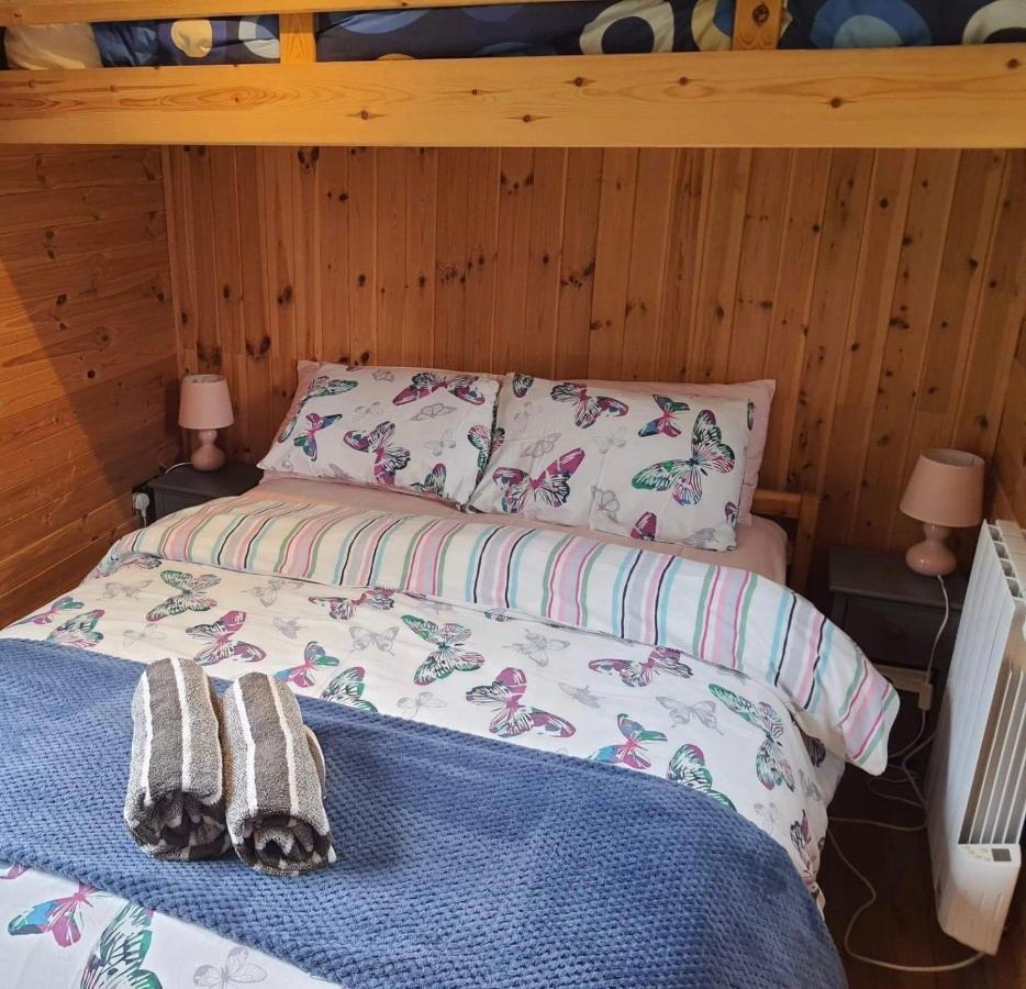 Unique Sheperds Hut Private Hot Tub, Ensuite & Kitchenette Clodock Exterior photo
