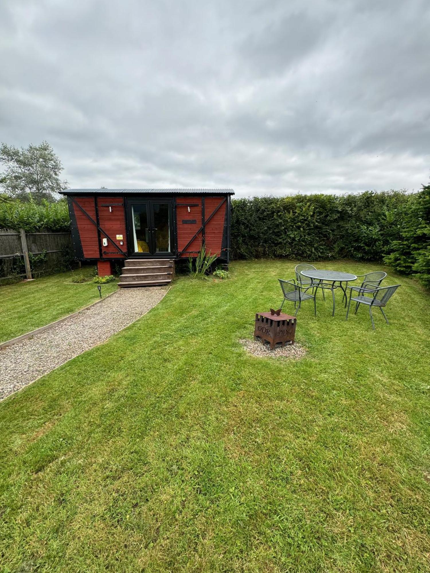Unique Sheperds Hut Private Hot Tub, Ensuite & Kitchenette Clodock Exterior photo