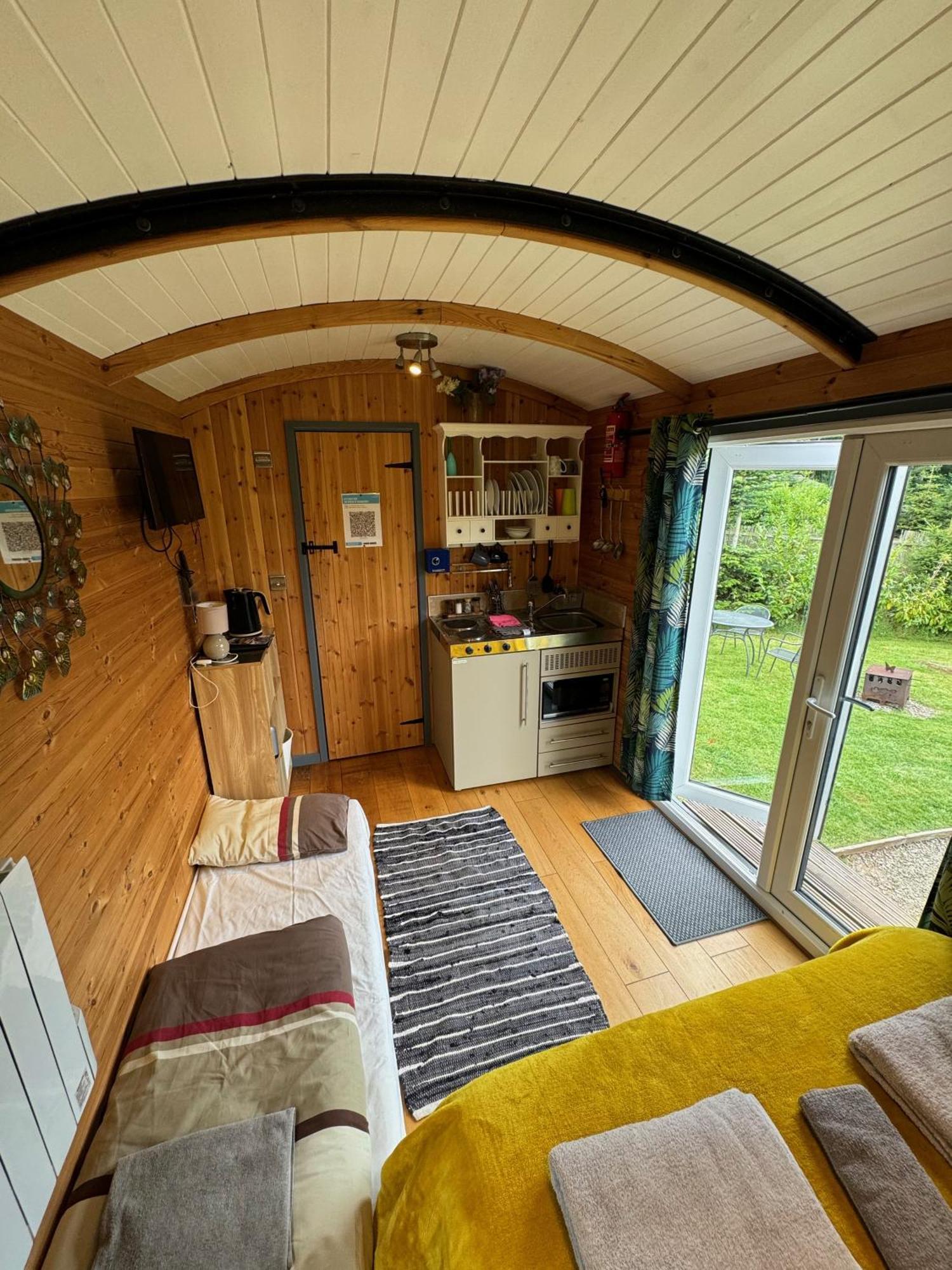 Unique Sheperds Hut Private Hot Tub, Ensuite & Kitchenette Clodock Exterior photo